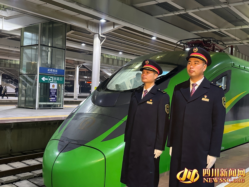 首發(fā)車司機(jī).jpg