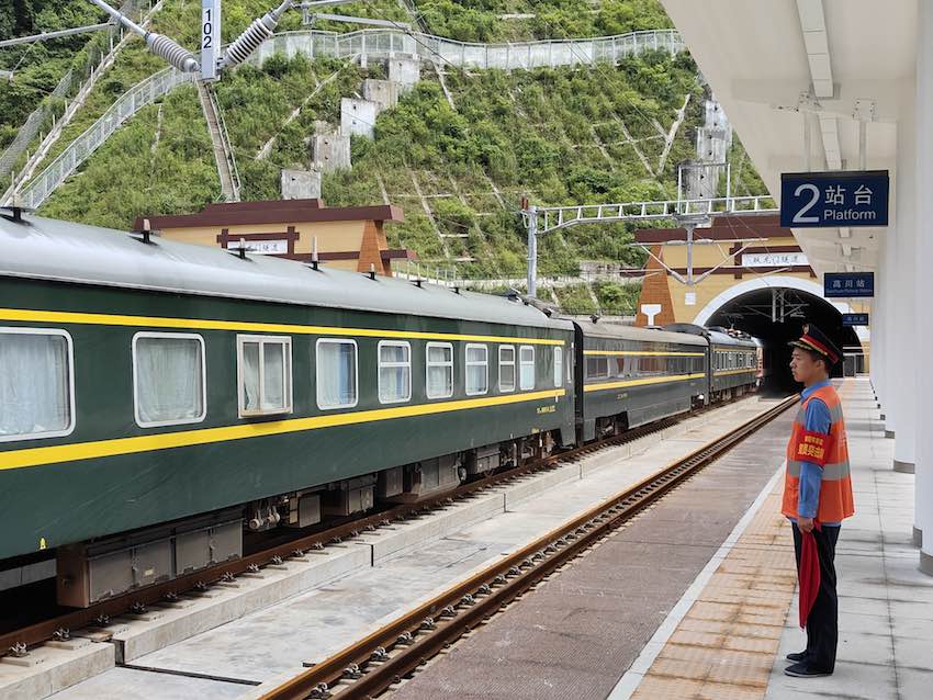 列車駛入高川站。成蘭公司供圖