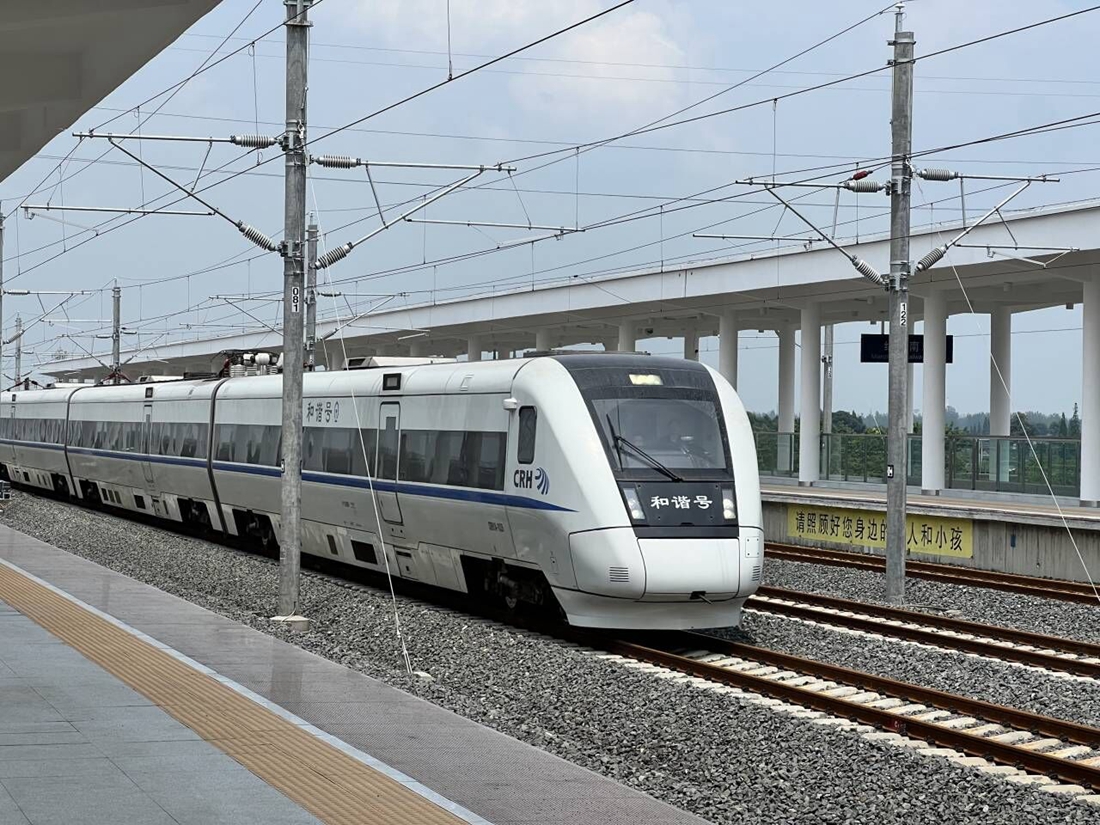 試驗(yàn)動(dòng)車(chē)組從成都東站駛出_副本.jpg